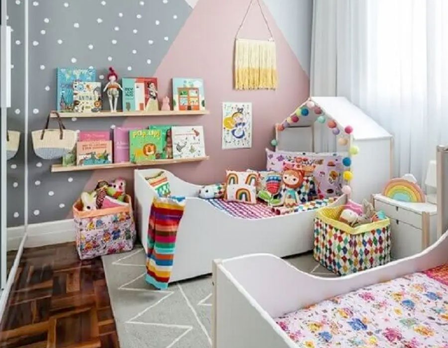 5 ideias de títulos:
1. Quarto Montessoriano para Meninas: Autonomia e Diversão
2. Estilo Boho Chic: Aconchego e Natureza no Quarto Infantil
3. Candy Colors: Doçura e Alegria na Decoração do Quarto de Menina
4. Minimalismo e Modernidade: Um Quarto que Cresce com a Criança
5. Dicas Essenciais para um Quarto Infantil Funcional e Lúdico