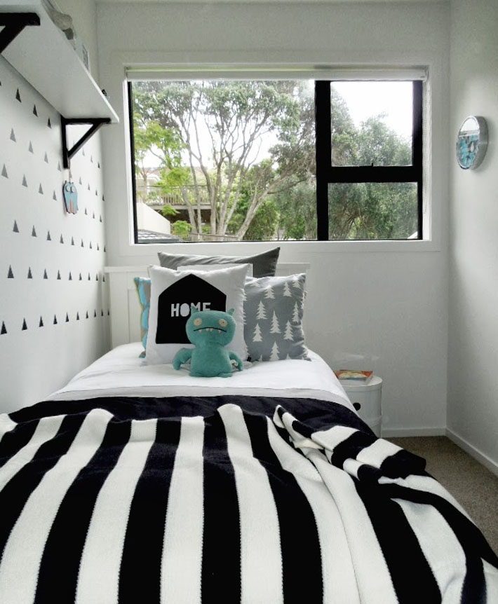 decoração quarto preto e branco com detalhes dourados