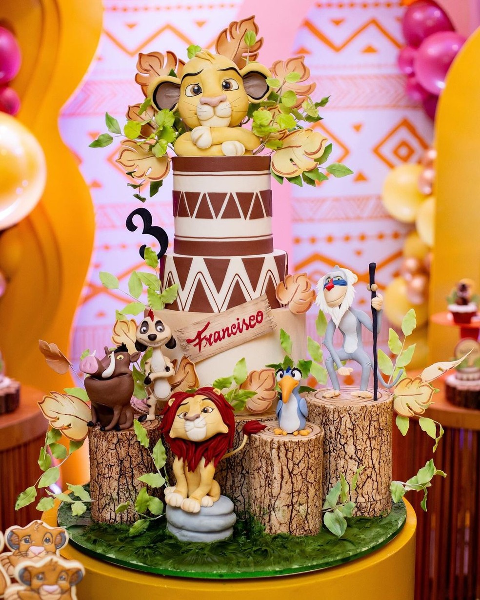 5 Ideias para uma Decoração de Festa Rei Leão Luxuosa
Como Criar um Cenário Imersivo na Savana Africana para Festas
Personalizados de Luxo: Transformando Lembrancinhas do Rei Leão
Detalhes que Encantam: Acabamentos e Cores para sua Festa Rei Leão
Pelúcias e Balões: Elementos Chave para uma Decoração Rei Leão Sofisticada