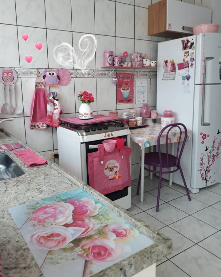 Minimalismo e 'aesthetic': A combinação de rosa e branco para um lar moderno