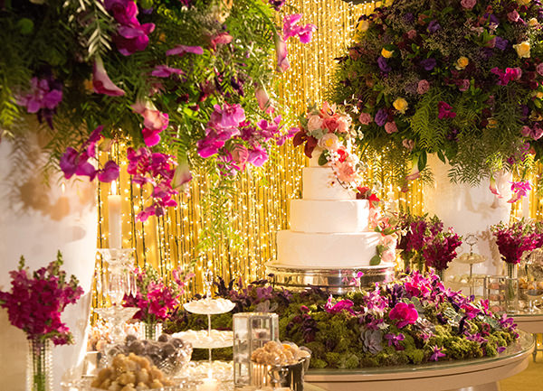 Combinações Perfeitas: Tons Neutros com Rosa e Dourado na Decoração