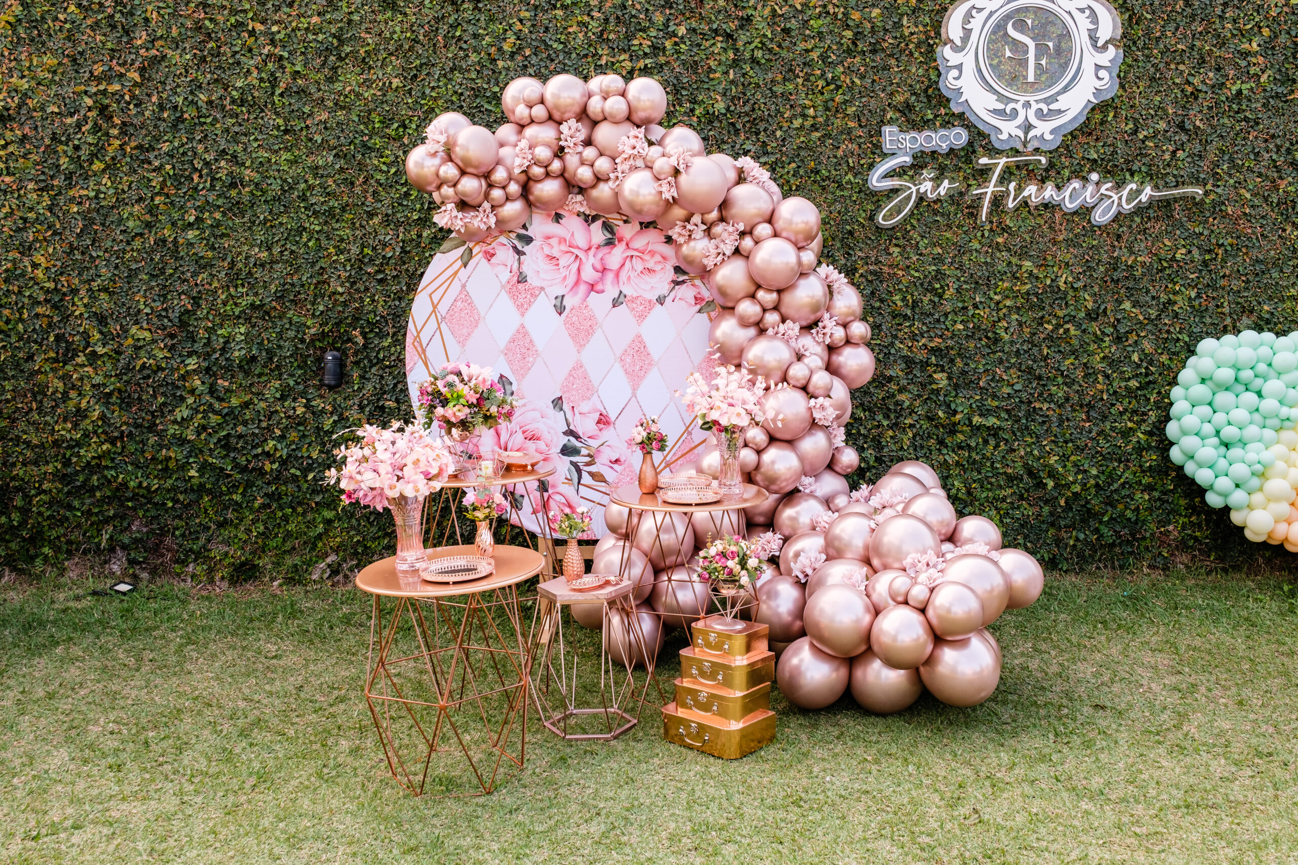 decoração mesa principal festa rose gold