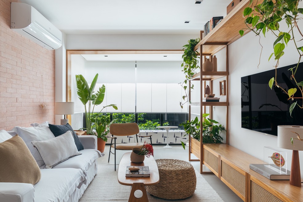 sofá ideal sala comprida vs estreita