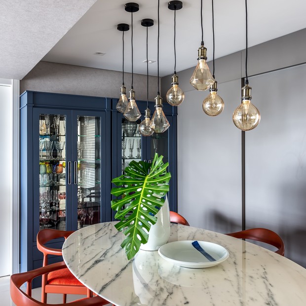 5 ideias de títulos:
1. Sala de Jantar Moderna 2026: O Guia Completo do Luxo Habitável
2. Transforme Sua Sala de Jantar: Tendências de Mobiliário e Materiais Naturais
3. Iluminação que Inspira: Pendentes Esculturais para sua Sala de Jantar
4. Paletas de Cores Ousadas e Elegantes para Salas de Jantar em 2026
5. Dicas Práticas para uma Mesa Posta Sofisticada e Funcional