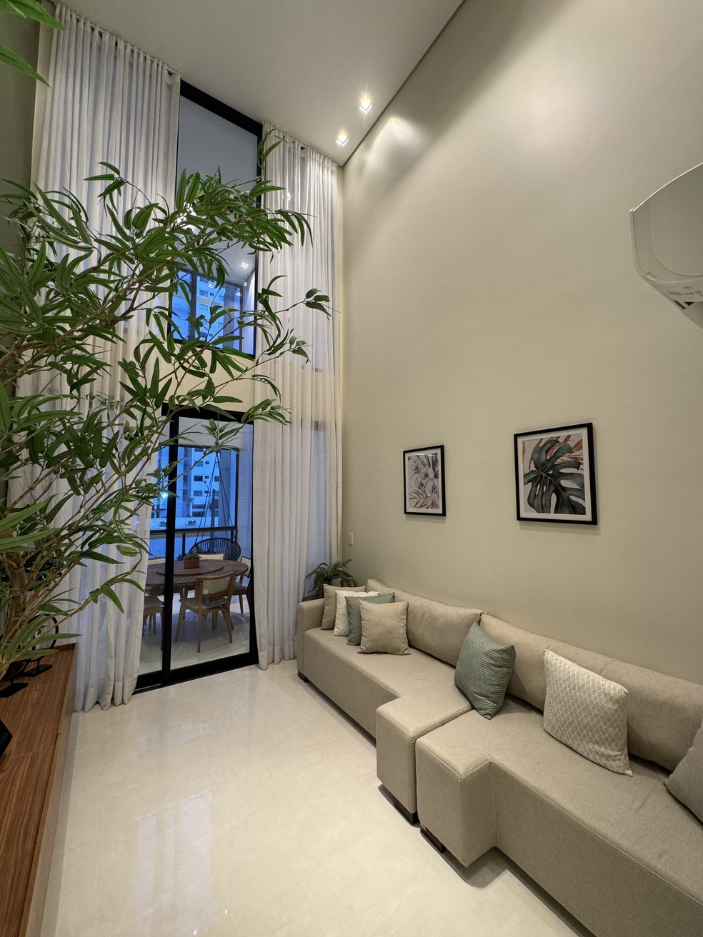 Revestimentos que Valorizam a Verticalidade em Salas com Pé-Direito Duplo