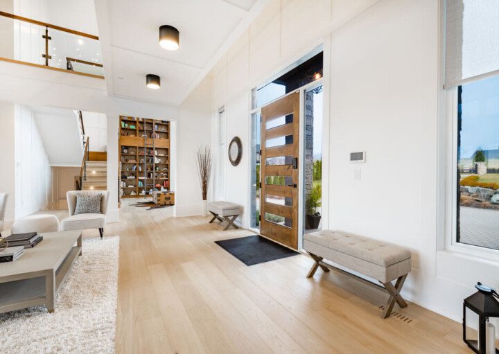 Revestimentos que Valorizam a Verticalidade em Salas com Pé-Direito Duplo