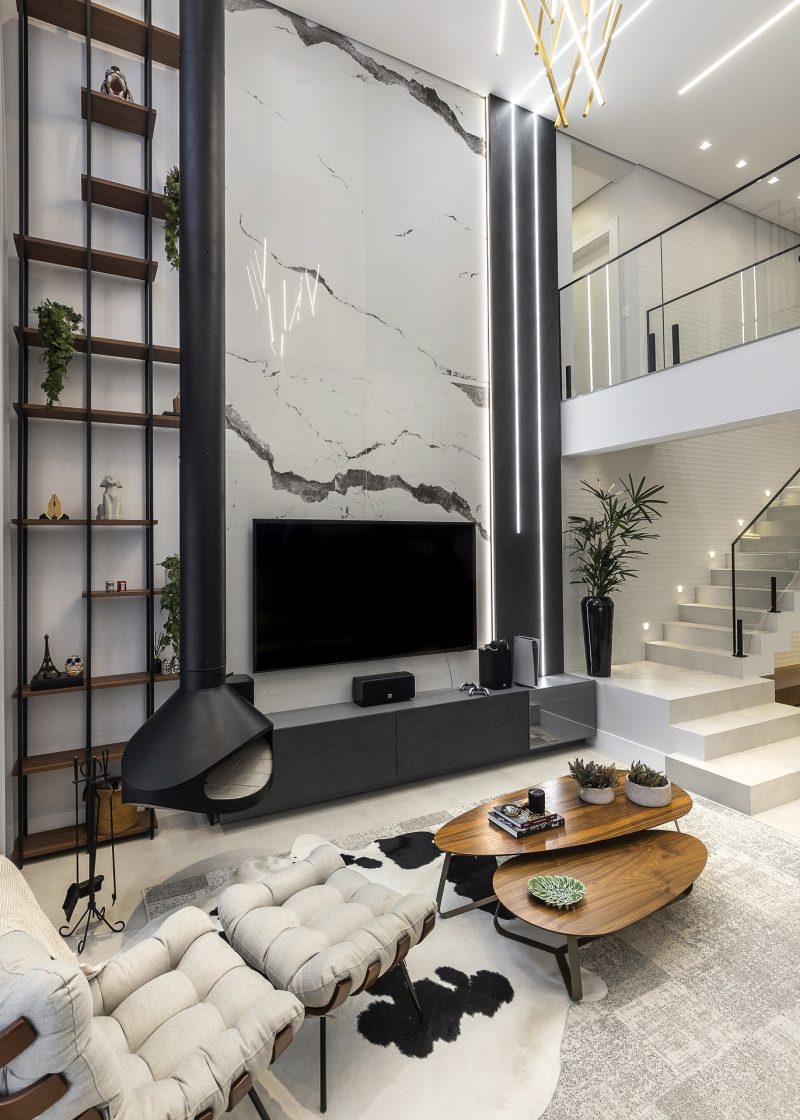 Revestimentos que Valorizam a Verticalidade em Salas com Pé-Direito Duplo