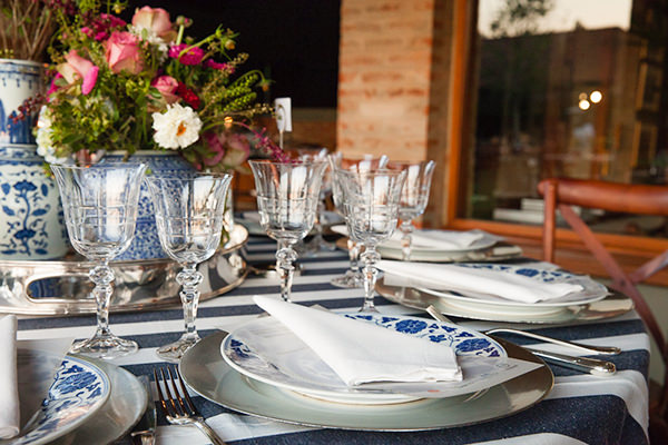 ideias de decoração simples azul e branco para sala de estar