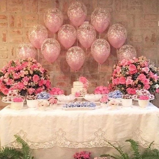 decoração simples chá de fraldas menina com balões