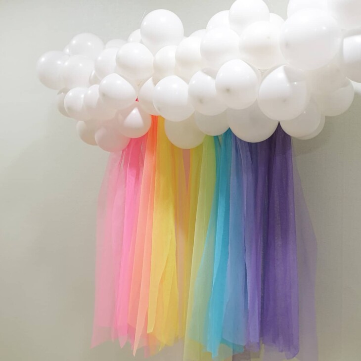 decoração simples com balão na parede