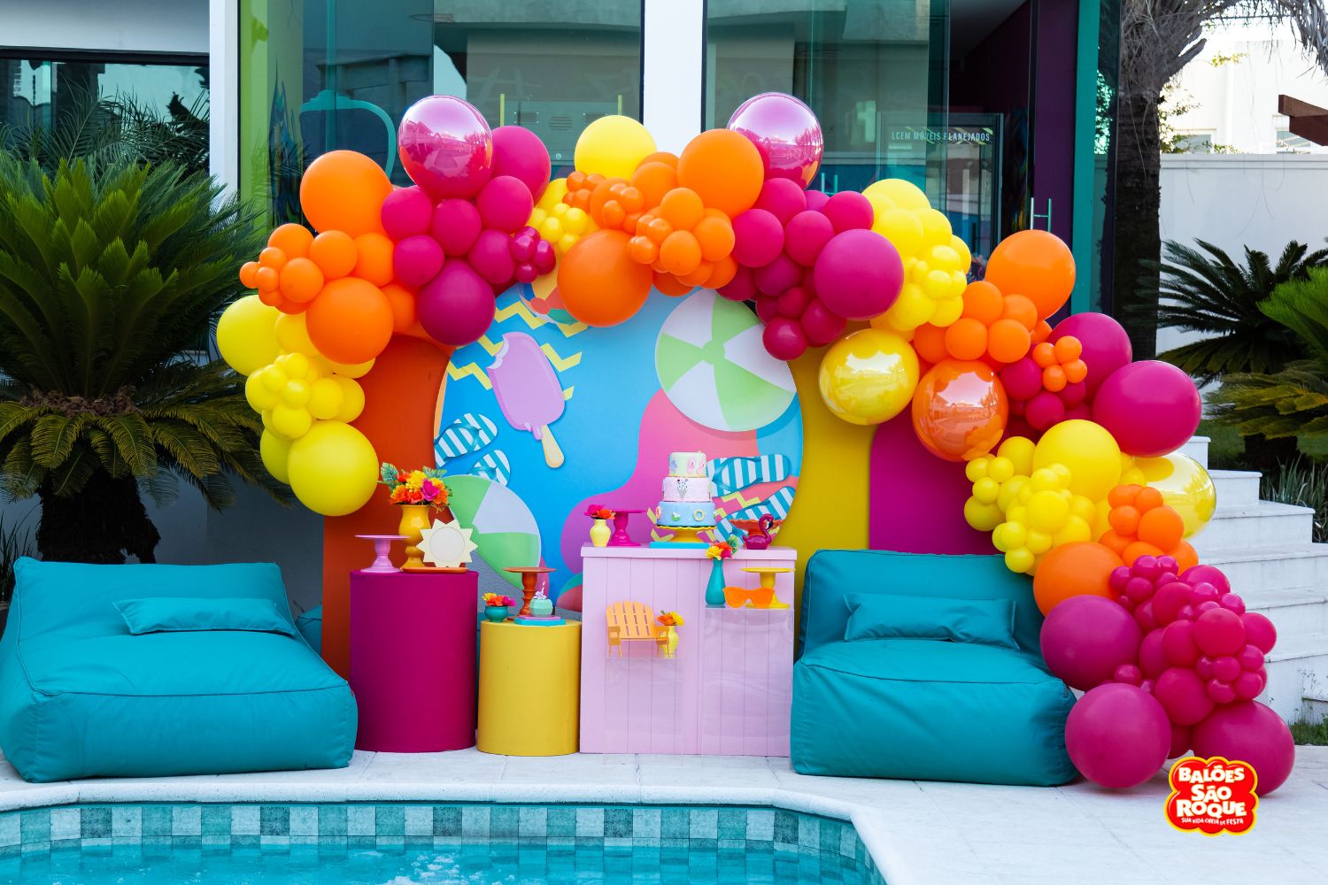 decoração simples com balão na parede