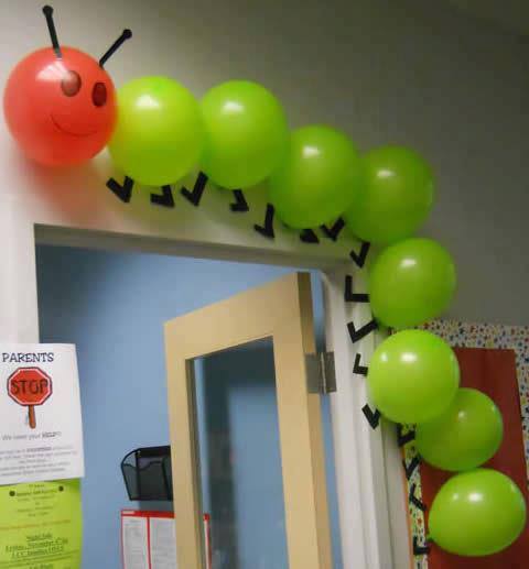 decoração simples com balão na parede