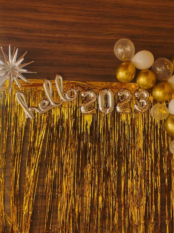 decoração simples com cortina metalizada