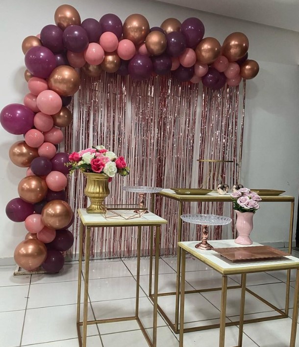 decoração simples com cortina metalizada