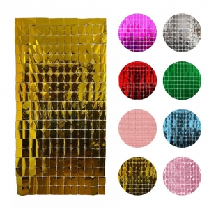 decoração simples com cortina metalizada