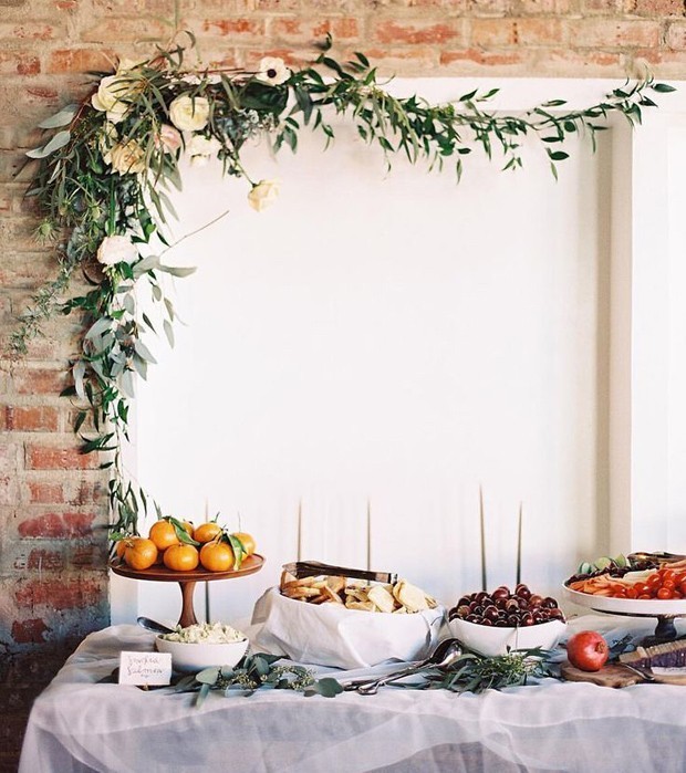 Minimalismo na Prática: Montando uma Mesa de Aniversário Elegante e Simples