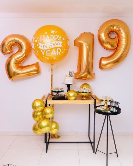 5 ideias de títulos: 1. Decoração de Ano Novo Econômica: Reaproveite e Brilhe! 2. Tendências de Cores para o Réveillon 2026: Do Clássico ao Moderno. 3. Mesa de Ano Novo: Dicas de Decoração Criativas e Acessíveis. 4. Transforme sua Sala: Ideias de Decoração de Ano Novo com Impacto. 5. DIY Réveillon: Crie Centros de Mesa Incríveis com Pouco.