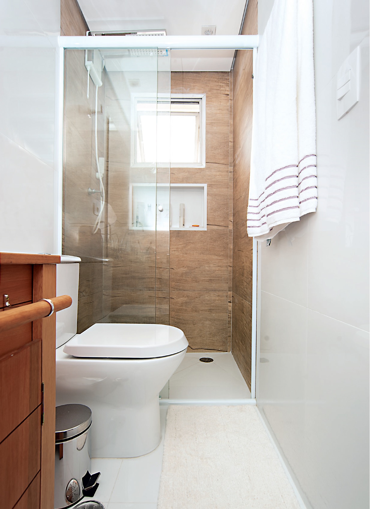 decoração simples de banheiro vs decoração moderna