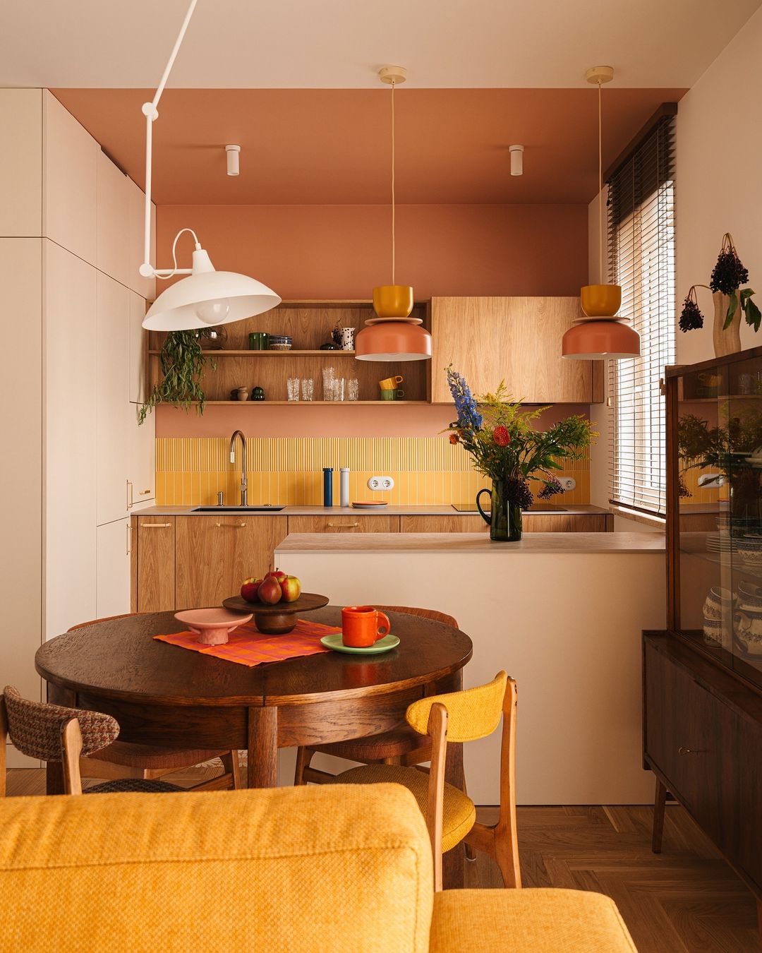 prateleiras abertas decoração simples cozinha