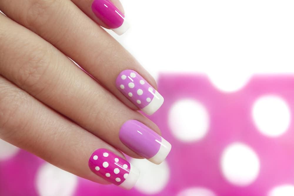 esmalte em gel ou esmalte comum para unhas simples
