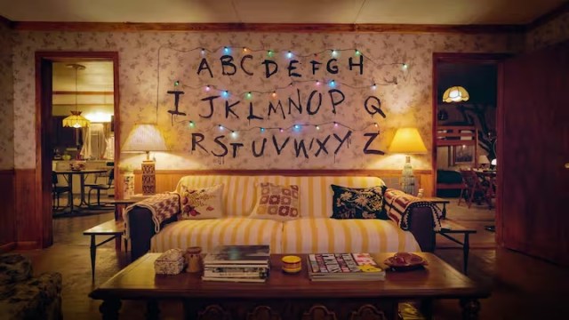 5 ideias de títulos para posts satélites: 1. Decoração Stranger Things: Como recriar o Mundo Invertido em casa. 2. Festa Stranger Things: Dicas de decoração retrô e nostálgica. 3. Elementos Essenciais para uma Decoração Stranger Things Autêntica. 4. Onde Comprar Itens de Decoração Stranger Things: Guia Completo. 5. Stranger Things: Transforme seu quarto com a magia dos anos 80.
