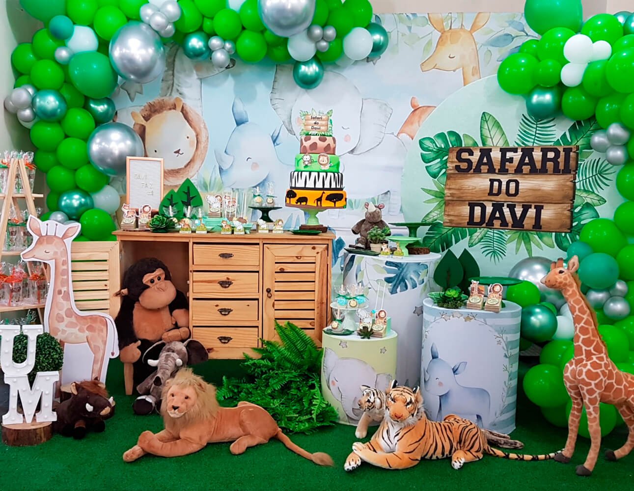 5 ideias de títulos:
1. Transforme o Quarto do seu Bebê com o Encanto do Tema Safari
2. Festa Safari Aquarela: Ideias Criativas e Econômicas para um Aniversário Inesquecível
3. Safari Chic: A Tendência de Decoração que Une Sofisticação e Aventura
4. DIY Decoração Safari: Crie um Ambiente Mágico com Materiais Simples
5. Guia Completo: Elementos Essenciais e Cores para sua Decoração Safari