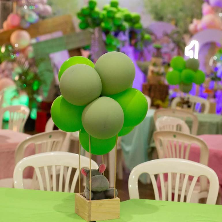 5 ideias de títulos:
1. Transforme o Quarto do seu Bebê com o Encanto do Tema Safari
2. Festa Safari Aquarela: Ideias Criativas e Econômicas para um Aniversário Inesquecível
3. Safari Chic: A Tendência de Decoração que Une Sofisticação e Aventura
4. DIY Decoração Safari: Crie um Ambiente Mágico com Materiais Simples
5. Guia Completo: Elementos Essenciais e Cores para sua Decoração Safari