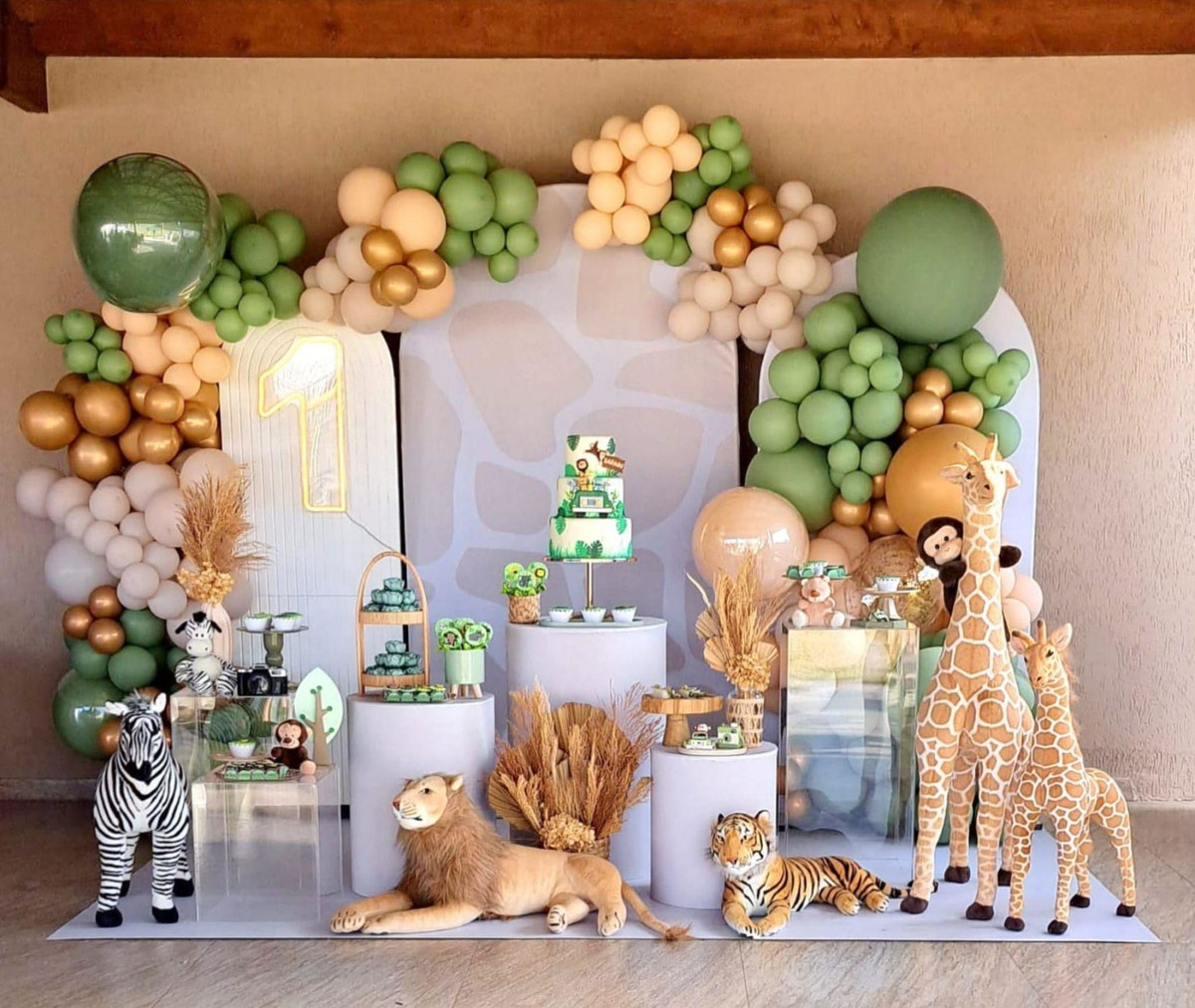 5 ideias de títulos:
1. Transforme o Quarto do seu Bebê com o Encanto do Tema Safari
2. Festa Safari Aquarela: Ideias Criativas e Econômicas para um Aniversário Inesquecível
3. Safari Chic: A Tendência de Decoração que Une Sofisticação e Aventura
4. DIY Decoração Safari: Crie um Ambiente Mágico com Materiais Simples
5. Guia Completo: Elementos Essenciais e Cores para sua Decoração Safari