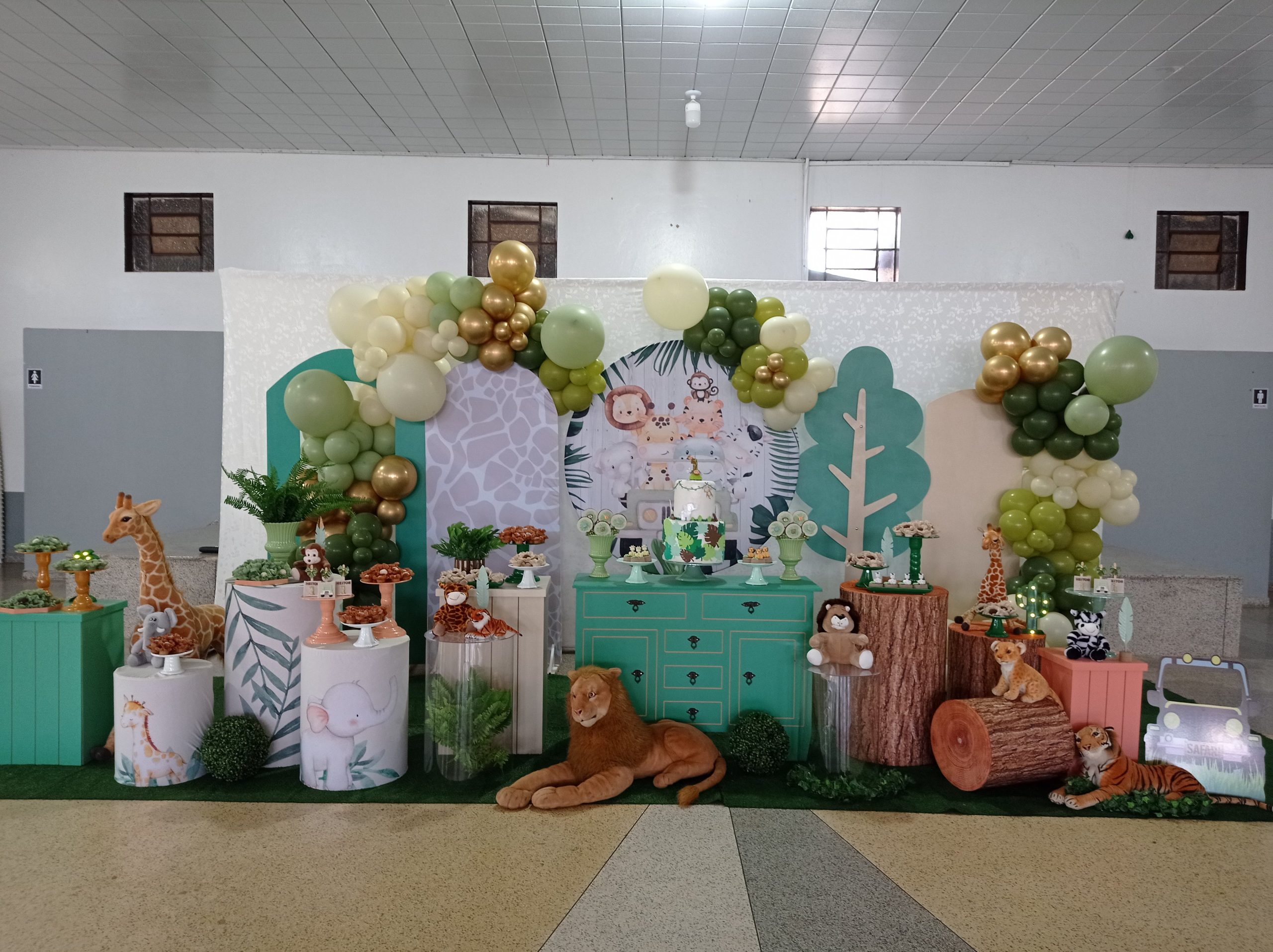 5 ideias de títulos:
1. Transforme o Quarto do seu Bebê com o Encanto do Tema Safari
2. Festa Safari Aquarela: Ideias Criativas e Econômicas para um Aniversário Inesquecível
3. Safari Chic: A Tendência de Decoração que Une Sofisticação e Aventura
4. DIY Decoração Safari: Crie um Ambiente Mágico com Materiais Simples
5. Guia Completo: Elementos Essenciais e Cores para sua Decoração Safari