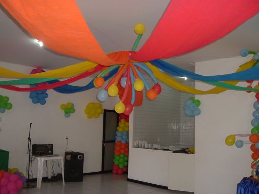 ideias criativas decoração teto tnt festa infantil