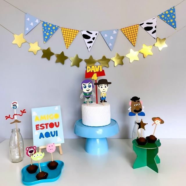 Guia Completo: Como Criar uma Festa Toy Story Inesquecível em Casa; Transforme o Quarto do Seu Filho: 7 Ideias de Decoração Toy Story Lúdica e Funcional; DIY Toy Story: Crie a Nuvem do Andy e Outros Detalhes Icônicos para Sua Festa; Paleta de Cores Toy Story: Inspire-se nos Tons de Woody e Buzz para Decorar; Além da Festa: Itens Essenciais para um Quarto Infantil com Tema Toy Story