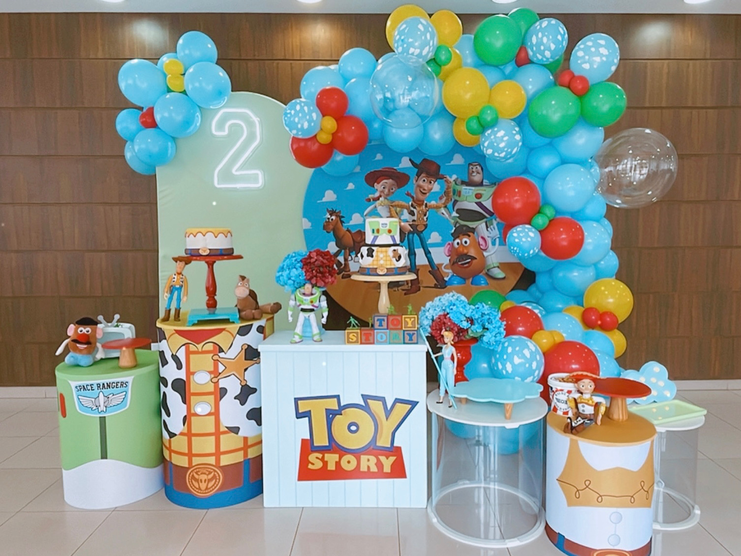 Guia Completo: Como Criar uma Festa Toy Story Inesquecível em Casa; Transforme o Quarto do Seu Filho: 7 Ideias de Decoração Toy Story Lúdica e Funcional; DIY Toy Story: Crie a Nuvem do Andy e Outros Detalhes Icônicos para Sua Festa; Paleta de Cores Toy Story: Inspire-se nos Tons de Woody e Buzz para Decorar; Além da Festa: Itens Essenciais para um Quarto Infantil com Tema Toy Story