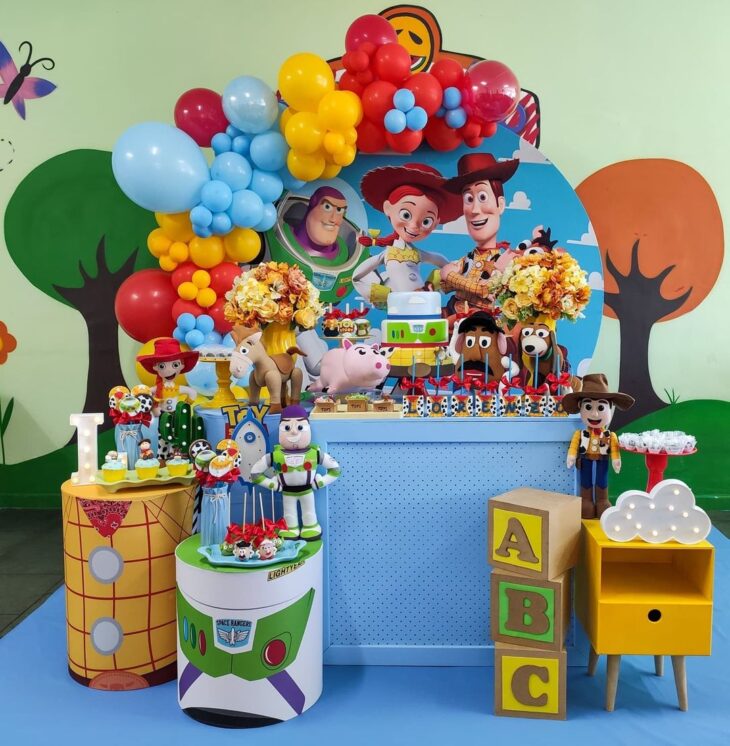 Guia Completo: Como Criar uma Festa Toy Story Inesquecível em Casa; Transforme o Quarto do Seu Filho: 7 Ideias de Decoração Toy Story Lúdica e Funcional; DIY Toy Story: Crie a Nuvem do Andy e Outros Detalhes Icônicos para Sua Festa; Paleta de Cores Toy Story: Inspire-se nos Tons de Woody e Buzz para Decorar; Além da Festa: Itens Essenciais para um Quarto Infantil com Tema Toy Story