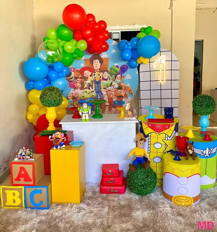 Guia Completo: Como Criar uma Festa Toy Story Inesquecível em Casa; Transforme o Quarto do Seu Filho: 7 Ideias de Decoração Toy Story Lúdica e Funcional; DIY Toy Story: Crie a Nuvem do Andy e Outros Detalhes Icônicos para Sua Festa; Paleta de Cores Toy Story: Inspire-se nos Tons de Woody e Buzz para Decorar; Além da Festa: Itens Essenciais para um Quarto Infantil com Tema Toy Story