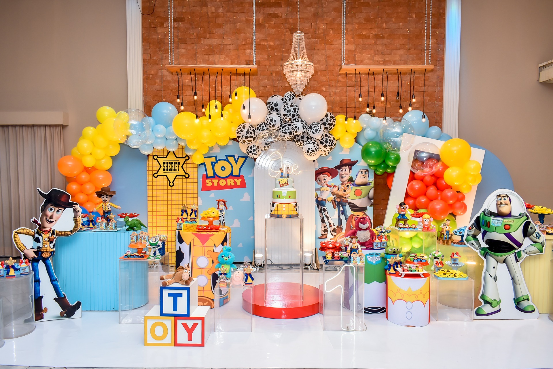 Guia Completo: Como Criar uma Festa Toy Story Inesquecível em Casa; Transforme o Quarto do Seu Filho: 7 Ideias de Decoração Toy Story Lúdica e Funcional; DIY Toy Story: Crie a Nuvem do Andy e Outros Detalhes Icônicos para Sua Festa; Paleta de Cores Toy Story: Inspire-se nos Tons de Woody e Buzz para Decorar; Além da Festa: Itens Essenciais para um Quarto Infantil com Tema Toy Story