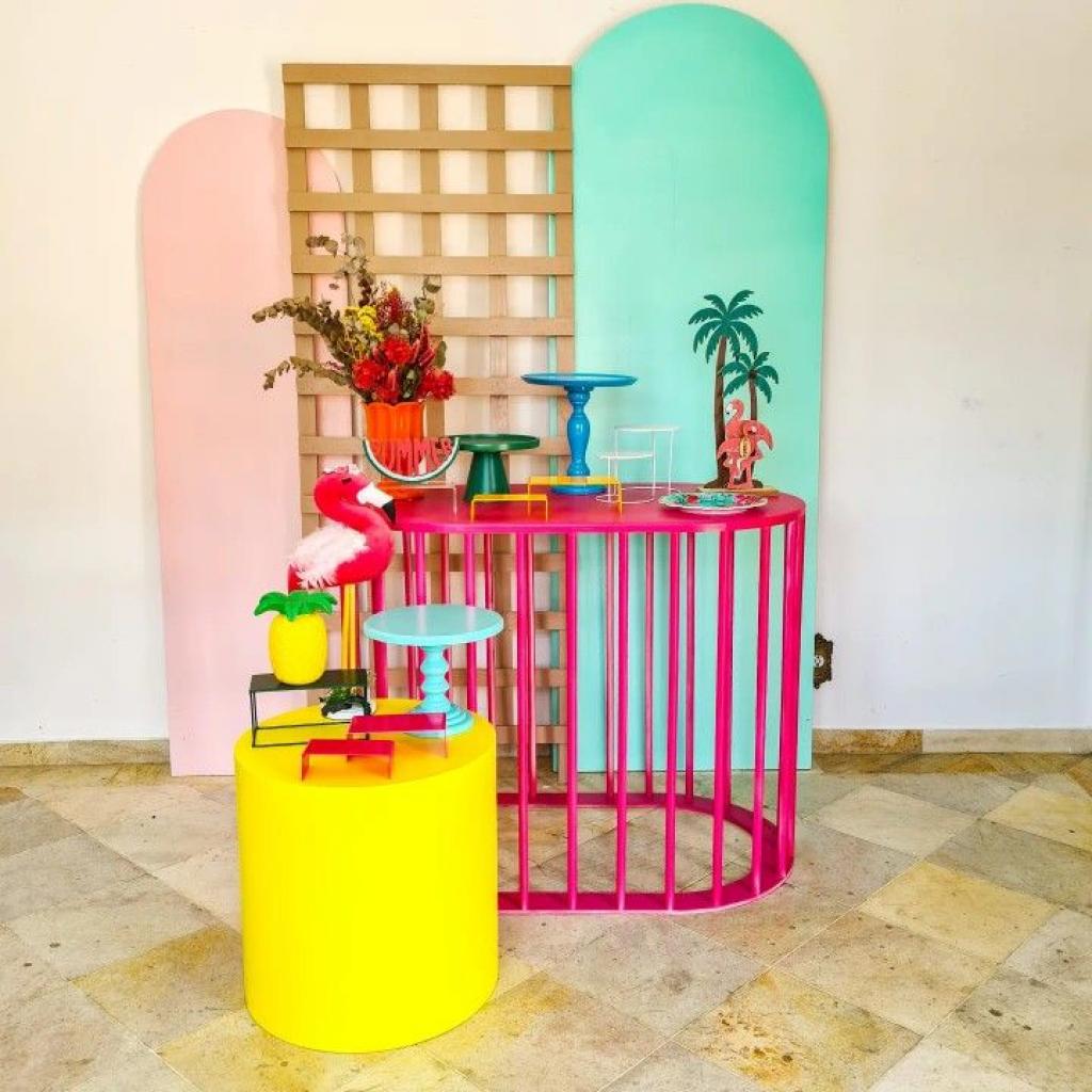 Guia Completo de Plantas Tropicais para Ambientes Internos; Paleta de Cores Tropicais: Como Combinar para um Ambiente Vibrante; DIY: Crie sua Própria Festa Tropical com Baixo Orçamento; Materiais Naturais na Decoração: Vime