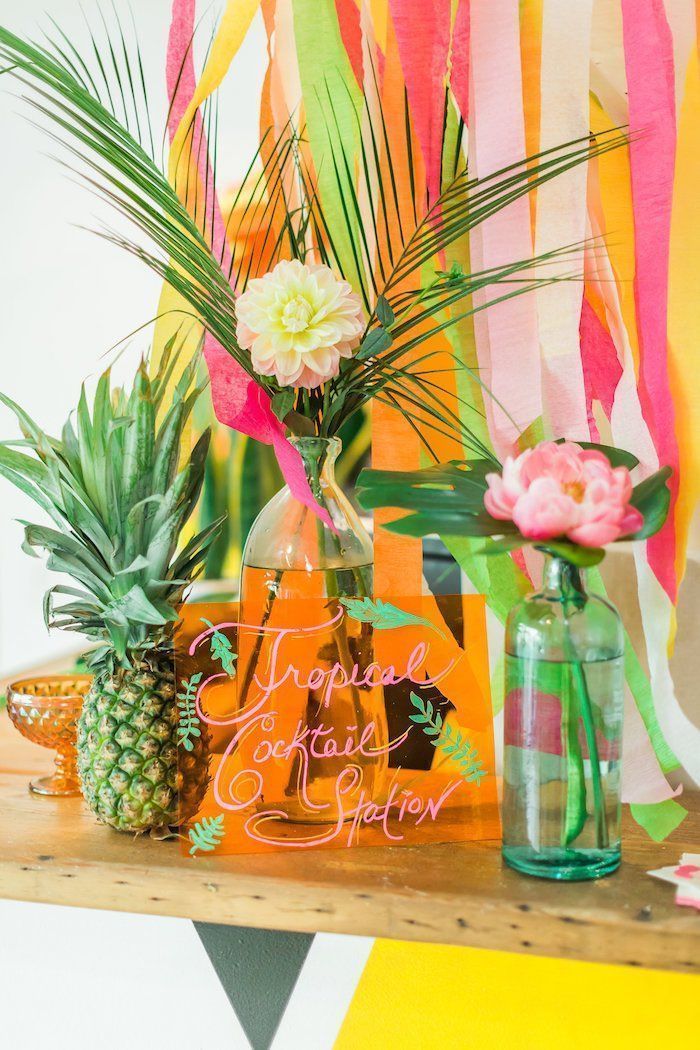 Guia Completo de Plantas Tropicais para Ambientes Internos; Paleta de Cores Tropicais: Como Combinar para um Ambiente Vibrante; DIY: Crie sua Própria Festa Tropical com Baixo Orçamento; Materiais Naturais na Decoração: Vime