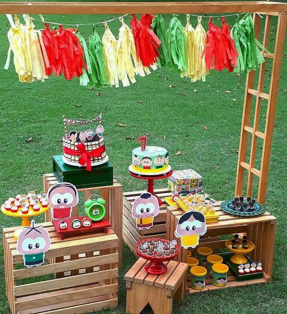 Planejando a decoração da mesa principal para festa da Turma da Mônica