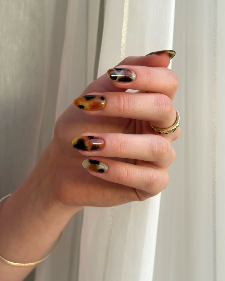 como aplicar folha de ouro em unha marrom