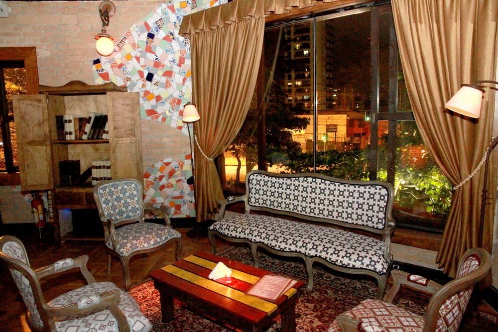 5 ideias de títulos para posts sobre decoração vintage:
1. Decoração Vintage: Como Trazer a Nostalgia e a História para sua Casa
2. Elementos Essenciais para uma Decoração Vintage Autêntica
3. Vintage vs. Retrô: Entenda as Diferenças e Crie seu Espaço Ideal
4. Móveis e Objetos que Definem o Estilo Vintage na Decoração
5. Dicas de Cores e Estampas para uma Sala de Estar Vintage Perfeita