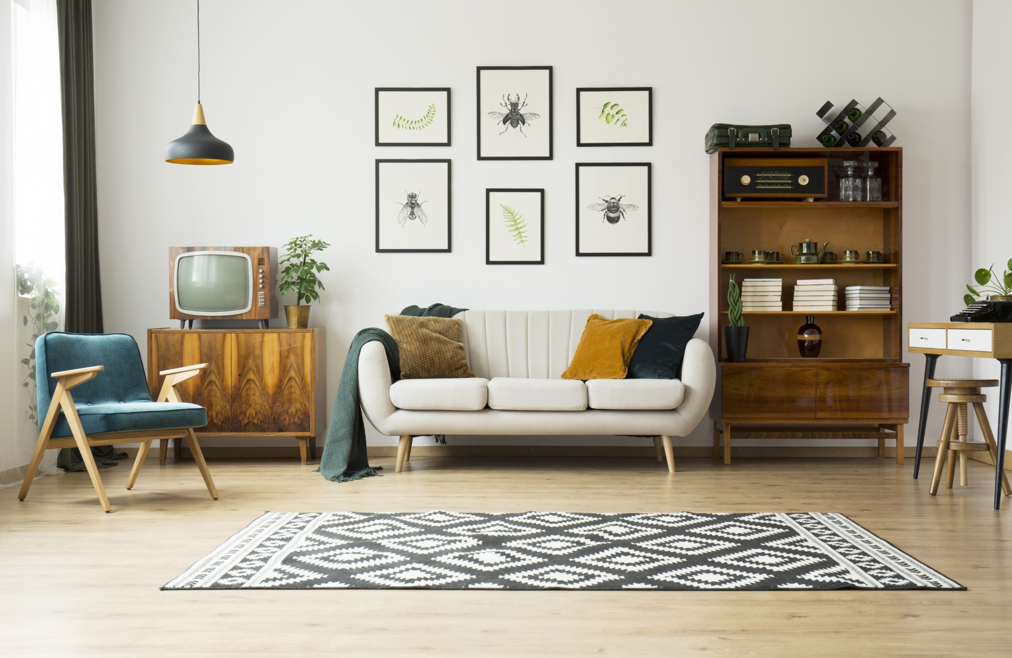 5 ideias de títulos para posts sobre decoração vintage:
1. Decoração Vintage: Como Trazer a Nostalgia e a História para sua Casa
2. Elementos Essenciais para uma Decoração Vintage Autêntica
3. Vintage vs. Retrô: Entenda as Diferenças e Crie seu Espaço Ideal
4. Móveis e Objetos que Definem o Estilo Vintage na Decoração
5. Dicas de Cores e Estampas para uma Sala de Estar Vintage Perfeita