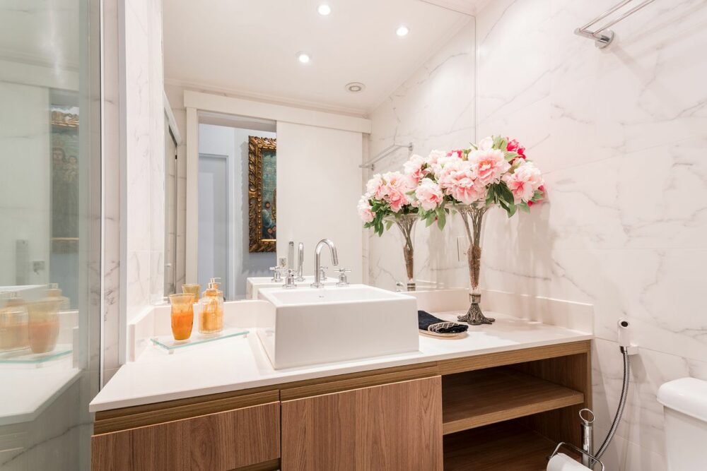 Como Escolher Revestimentos que Ampliam seu Banheiro Social