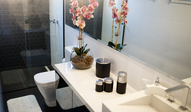 Como Escolher Revestimentos que Ampliam seu Banheiro Social