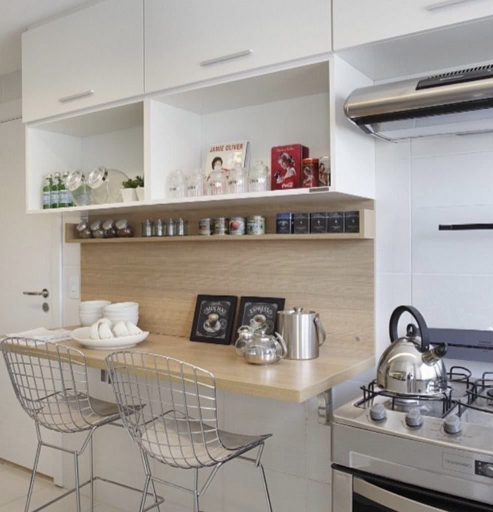 prateleiras abertas ou armários cozinha