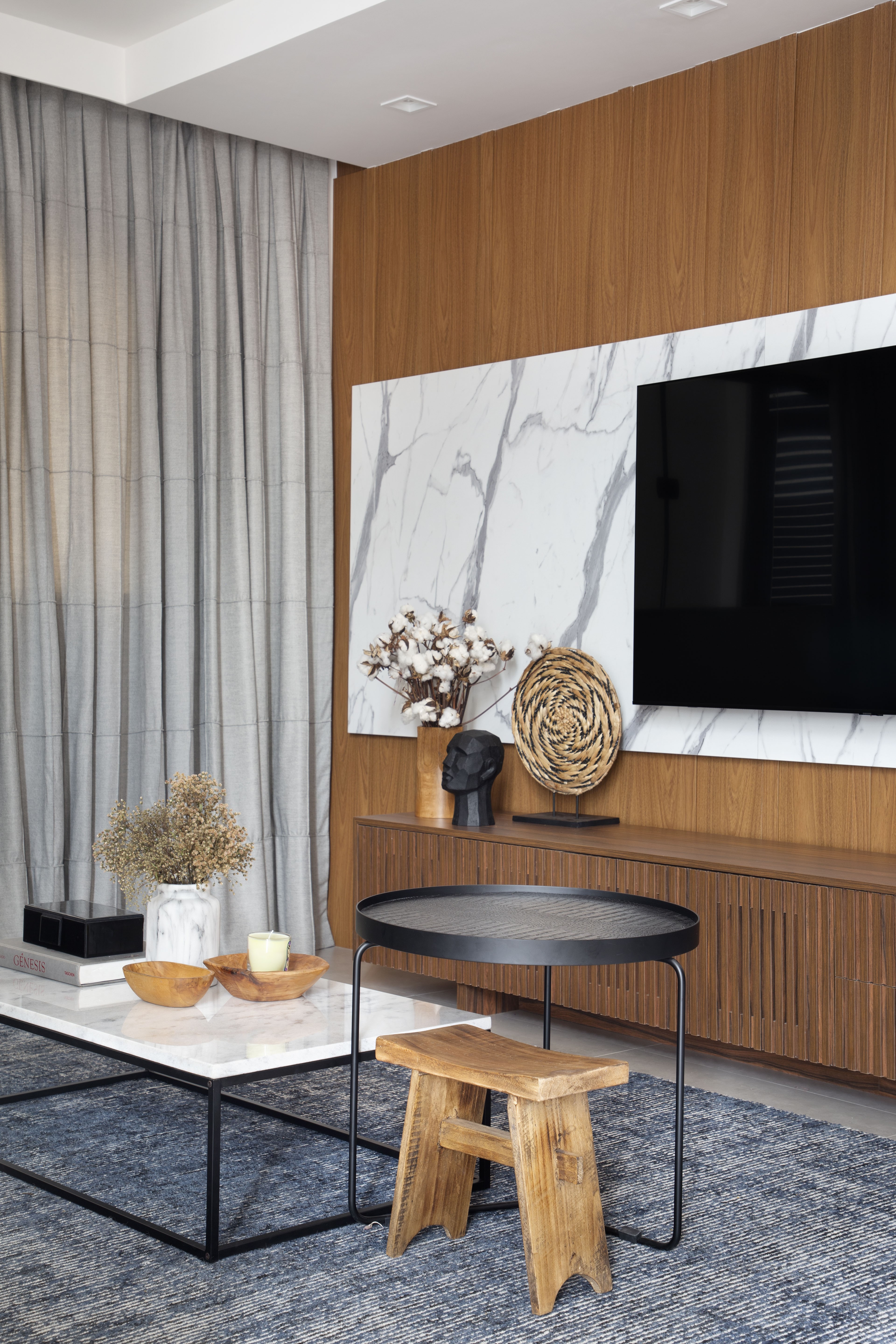 como escolher objetos decorativos para rack de sala