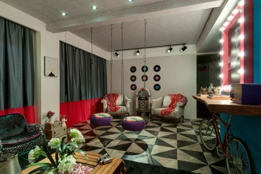 Aplicações de discos de vinil na decoração de festas temáticas retrô