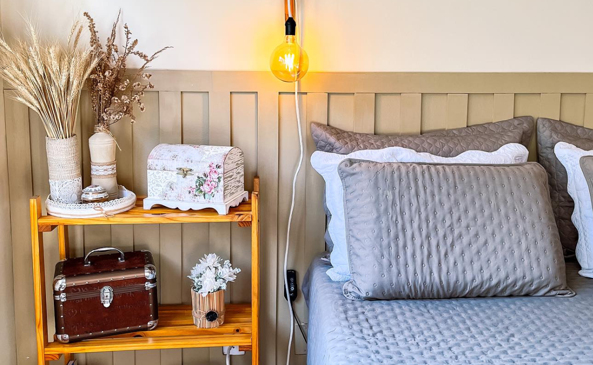 5 ideias de títulos:
1. Transforme sua Casa com Decoração DIY: Ideias Criativas e Econômicas
2. DIY para Iniciantes: Projetos Simples que Vão Renovar seus Ambientes
3. Reciclagem Criativa: Dê Nova Vida a Objetos com Decoração DIY
4. Estilo Boho e Rústico: Crie um Refúgio Aconchegante com DIY
5. Iluminação DIY: Luzes Aconchegantes para um Clima Intimista