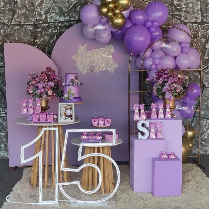 decoração 15 anos dourado e rose gold ou dourado e preto