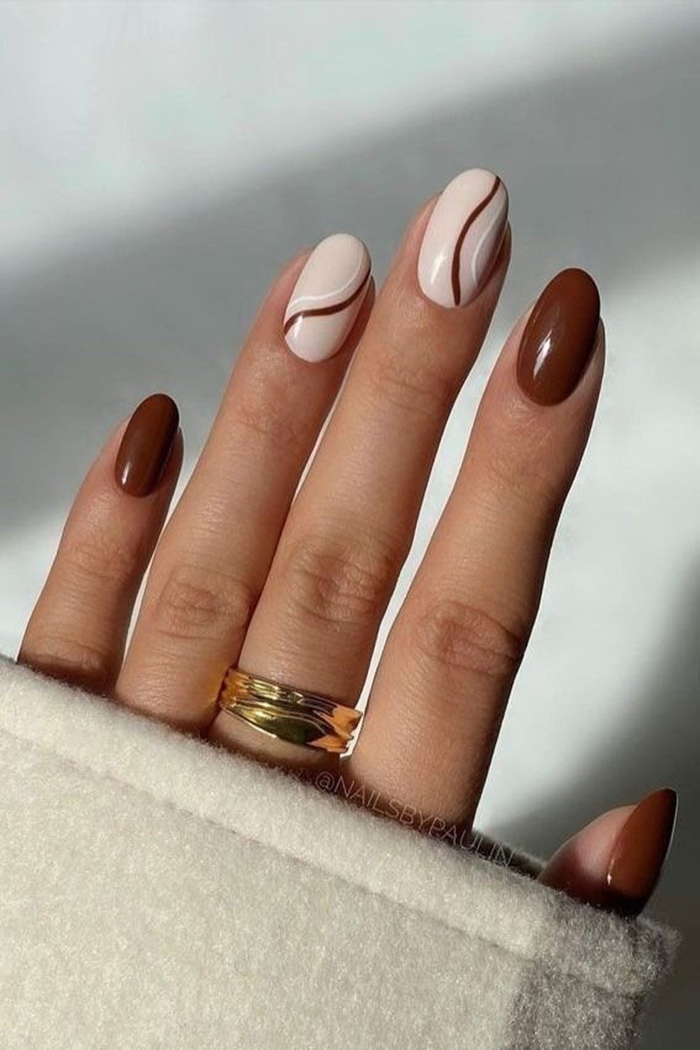 inspiração unhas marrons decoradas minimalistas