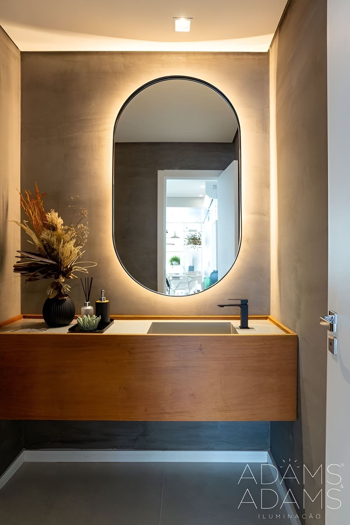 Instalação de Espelho LED no Banheiro: Com ou Sem Tomada?